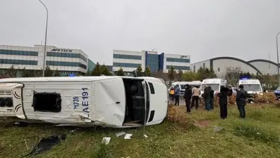 Servis minibüsü devrildi: 2 yaralı