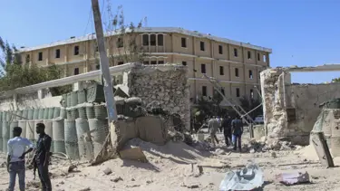 Somali'de bomba yüklü araç otele çarptı