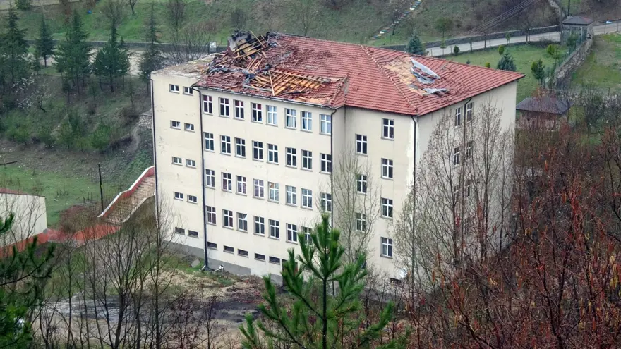 Bolu'da hortum çatıları uçurdu 1 Bolu'da hortum çatıları uçurdu 1
