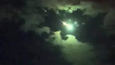 Gökyüzünde ışık hüzmesi heyecan yarattı