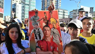 Efsane futbolcu Ronaldo 40 yaşında! Binlerce kişi sokağa döküldü