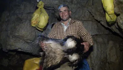 Toros Dağları'ndaki doğal buzdolabı: Köylüler ürünlerini burada saklıyor, derinliği 40 metreyi buluyor