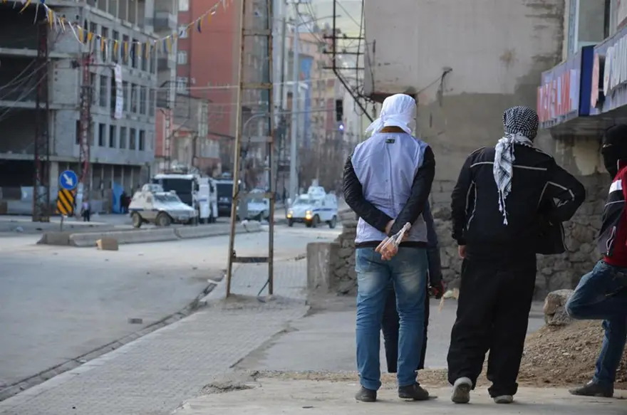 Kimlik kontrolü yapan gruba polis müdahalesi 9