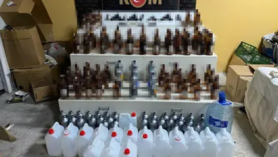 Eğlence mekanı görünümlü mekanda kaçak içki imal etmişler