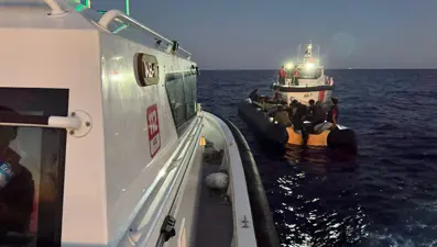 İzmir açıklarında 89 göçmen yakalandı