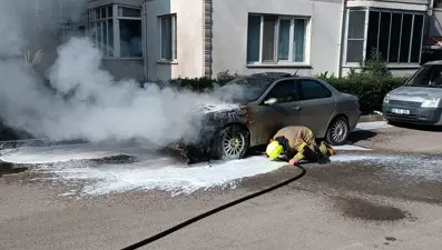 Balıkesir’de park halindeki araç alev aldı