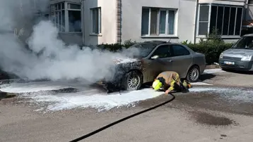 Balıkesir’de park halindeki araç alev aldı