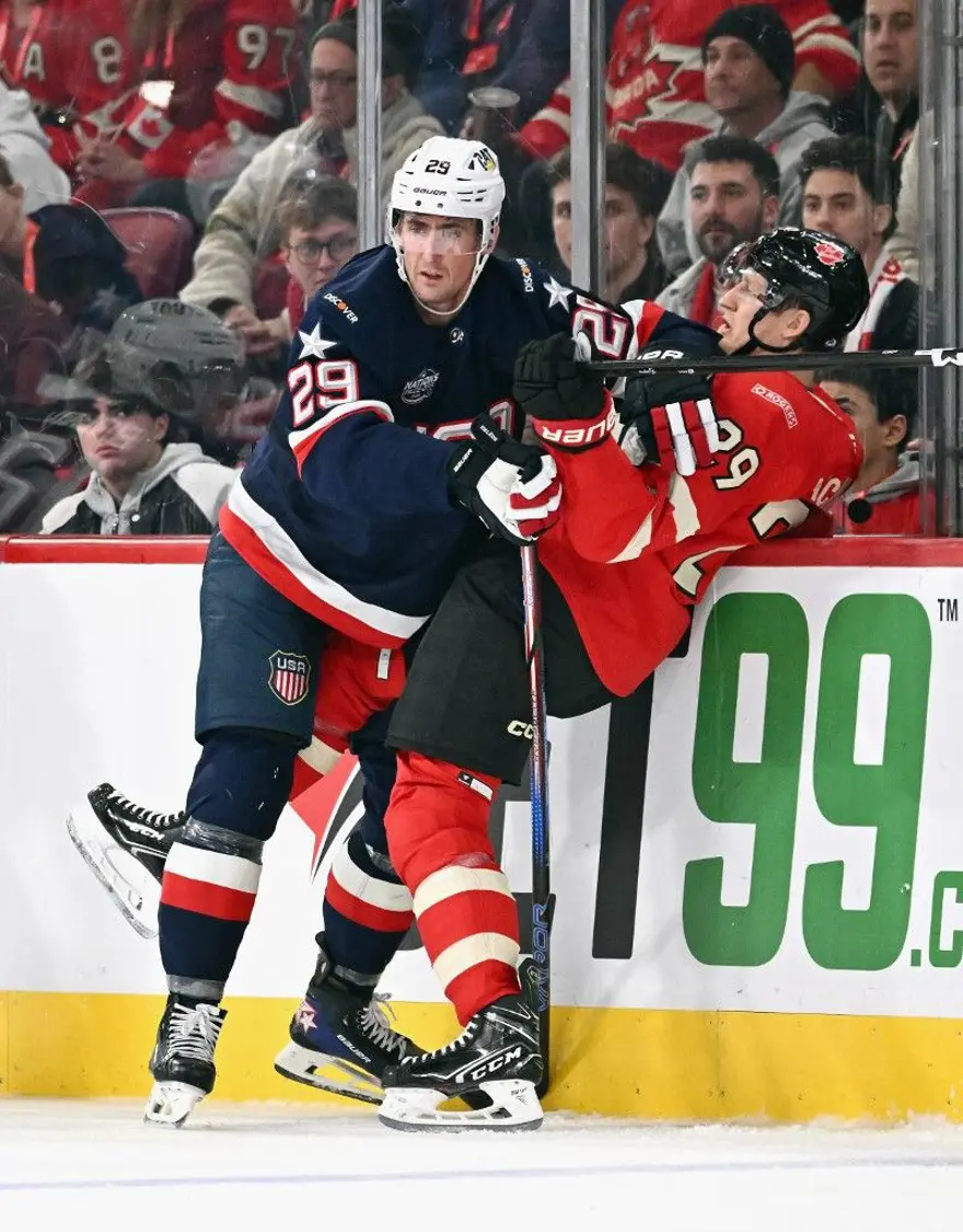 İlk 9 saniyede üç kavga: Milli marş yuhalandı, buz hokeyinde tansiyon yükseldi 3 İlk 9 saniyede üç kavga: Milli marş yuhalandı, buz hokeyinde tansiyon yükseldi 3