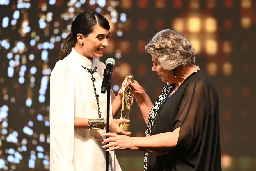 Altın Portakal görkemli bir törenle başladı: Onur Ödülü ve Başarı Ödülü sahiplerini buldu 4 Altın Portakal görkemli bir törenle başladı: Onur Ödülü ve Başarı Ödülü sahiplerini buldu 4