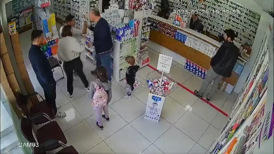 Eczanede ortalığı birbirine katan sıra kavgası: Eczacıya yumruklu saldırı 1