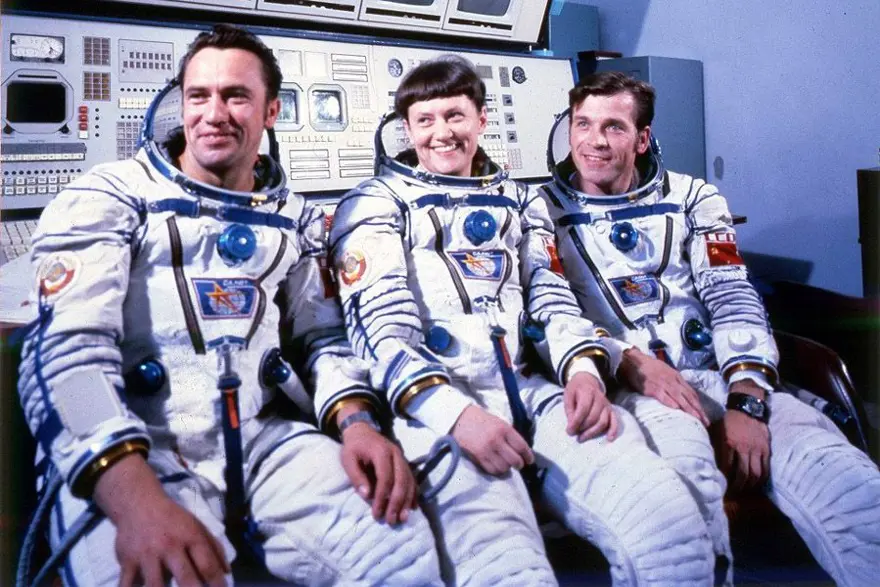 UZAY YÜRÜYÜŞÜ YAPAN İLK KADIN 8