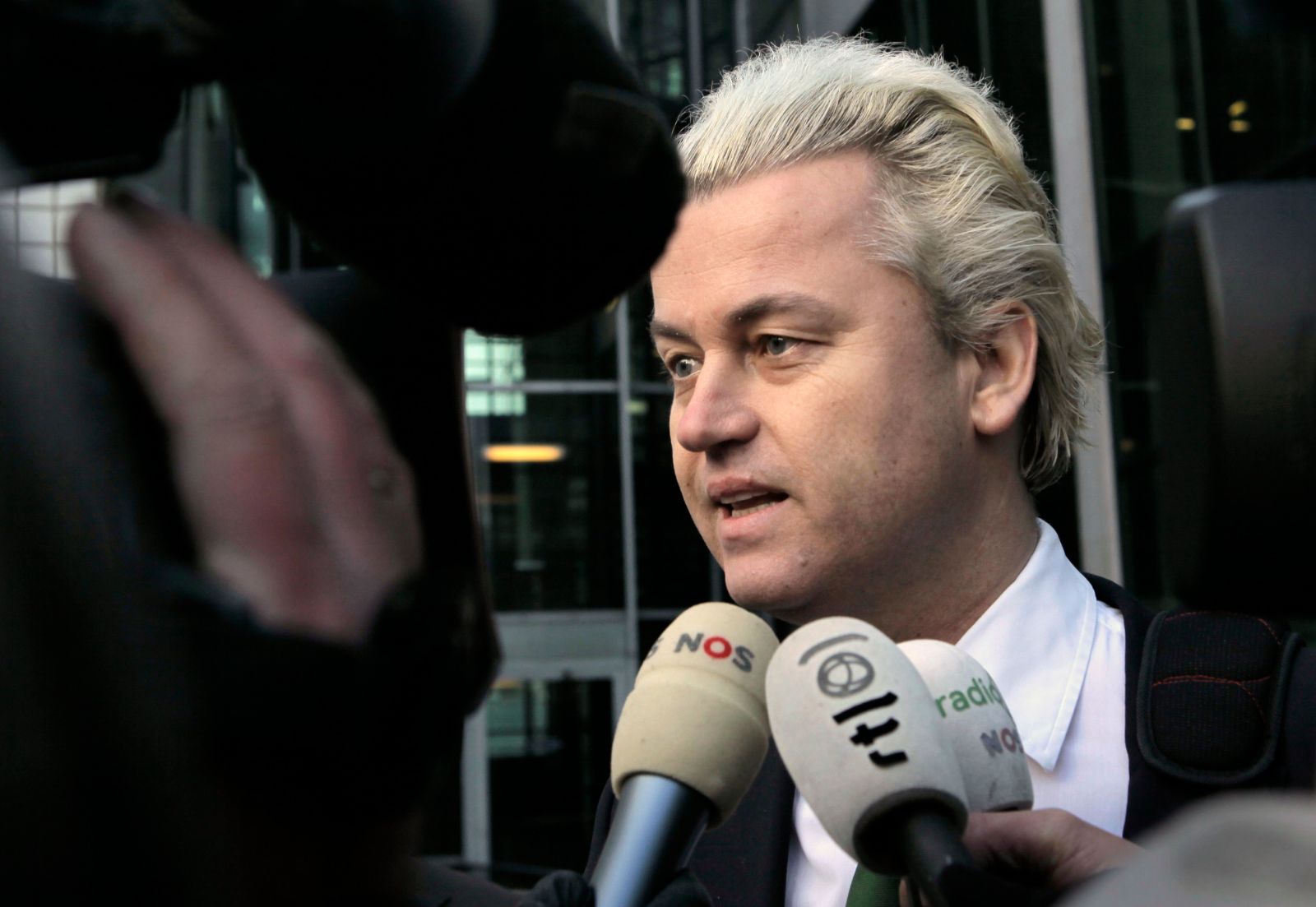 Hollanda sandık başında: Aşırı sağcı Wilders tekrar galip gelebilir