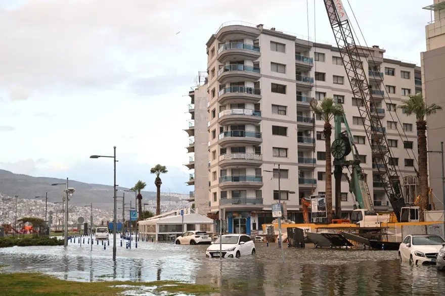 İzmir'i sağanak ve fırtına vurdu: Kıyı şeridi su altında! 26