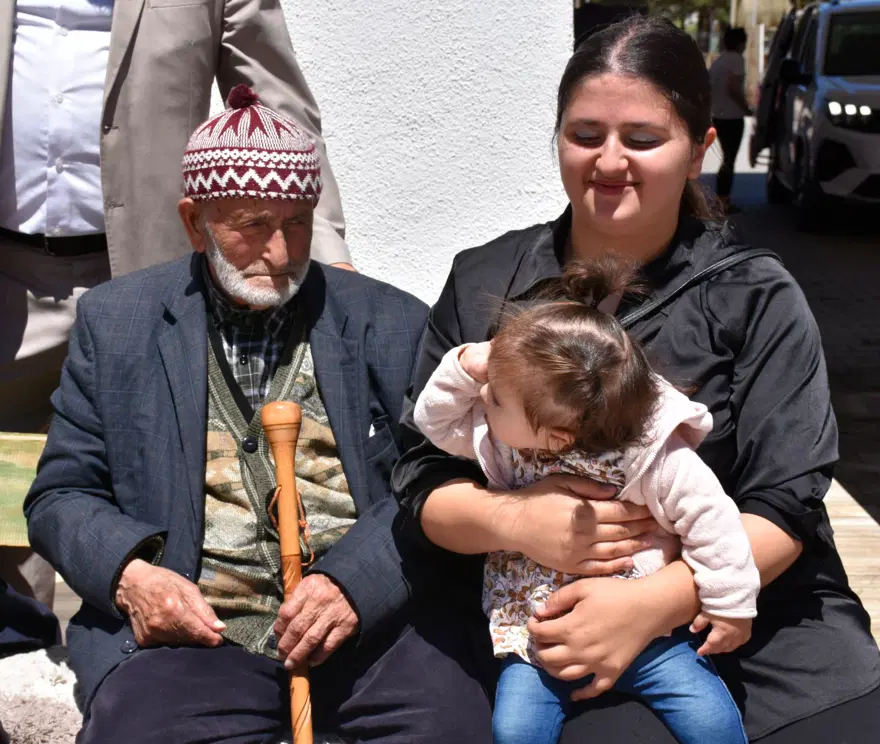 "DEDEMİZİ ÇOK SEVİYORUZ" 4 "DEDEMİZİ ÇOK SEVİYORUZ" 4