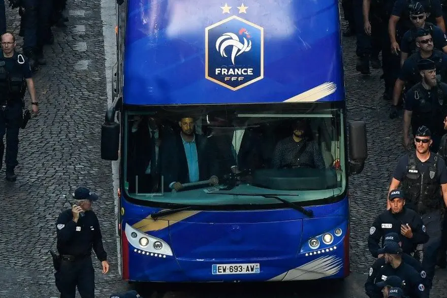 Macron'un göstericiyi darp eden korumasına gözaltı 15 Macron'un göstericiyi darp eden korumasına gözaltı 15