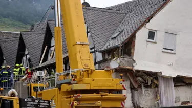 Almanya'da otel çöktü: 2 kişi öldü, 7 kişi mahsur kaldı