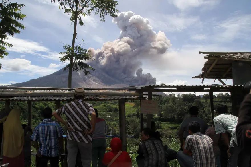 Sinabung binlerce kişiyi evinden etti 3