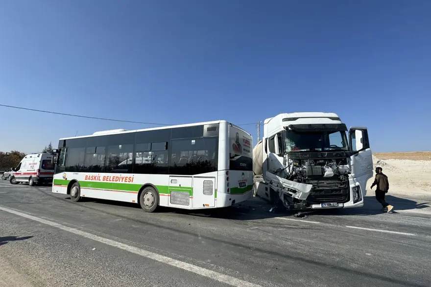 Halk otobüsü ile TIR çarpıştı: 6 yaralı 2