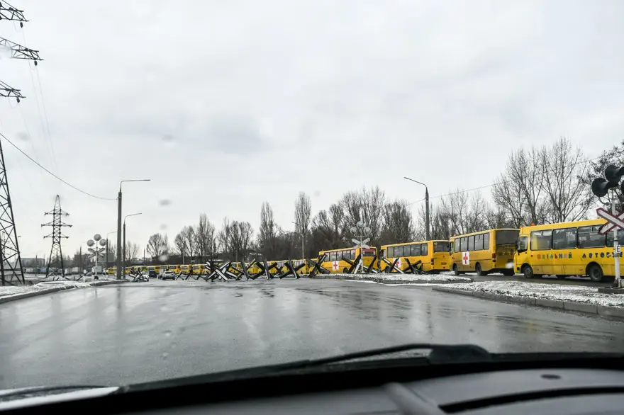 Otobüsler Mariupol'deki sivillerin tahliyesi için hazır bekliyor 4