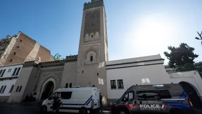 Paris'teki camilerin önüne 9 domuz kafası bırakıldı! Fransa polisinden açıklama
