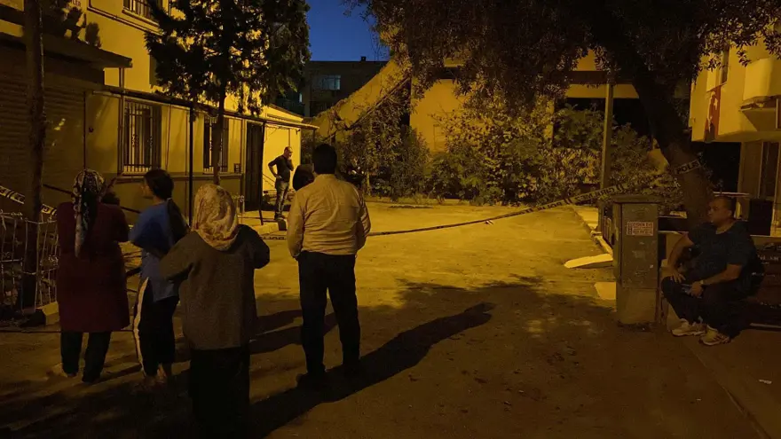 İzmir'de okul binası, yıkımı sırasında yan yattı 5