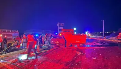 Balıkesir'de otomobil ile kamyonet çarpıştı: 1 ölü, 2 ağır yaralı