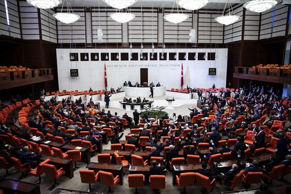Bakanlar Kuruluna KHK yetkisi veren tasarı Meclis'te yasalaştı