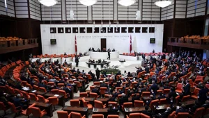 Bakanlar Kuruluna KHK yetkisi veren tasarı Meclis'te yasalaştı Bakanlar Kuruluna KHK yetkisi veren tasarı Meclis'te yasalaştı