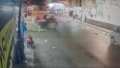 Adana'da traktörle caddeyi birbirine kattılar