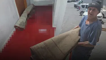 Gaziosmanpaşa'da kanalizasyondan gelen kurban kanı iki daireyi bastı