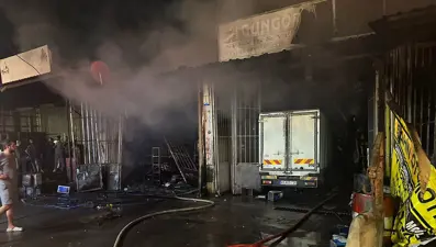 Sanayi sitesinde iş yeri ve araçlar kül oldu