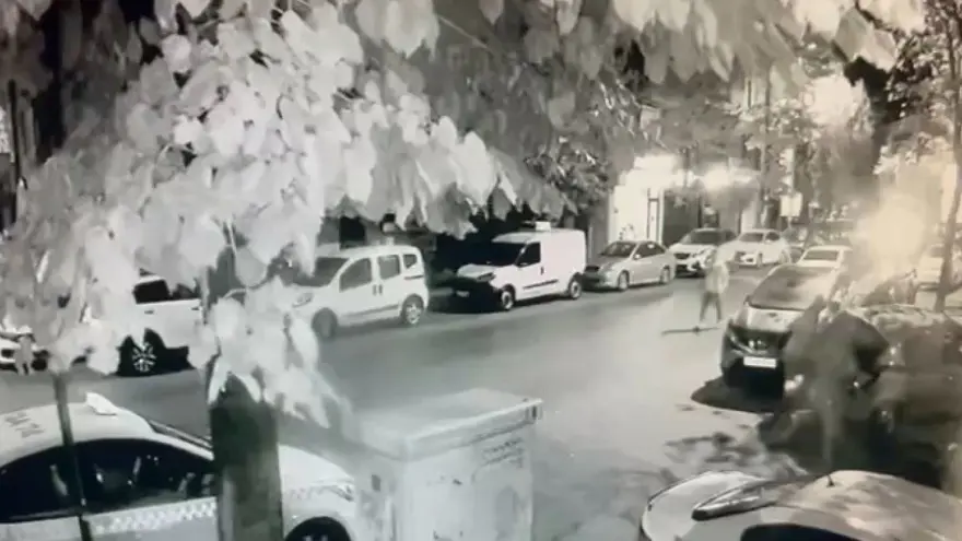 Avcılar'da gece kulübünü kurşun yağmuruna tuttular: Yoldan geçen kişi vuruldu 1