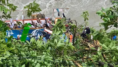 Nepal'de yolcu otobüse nehire düştü: 27 kişi hayatını kaybetti
