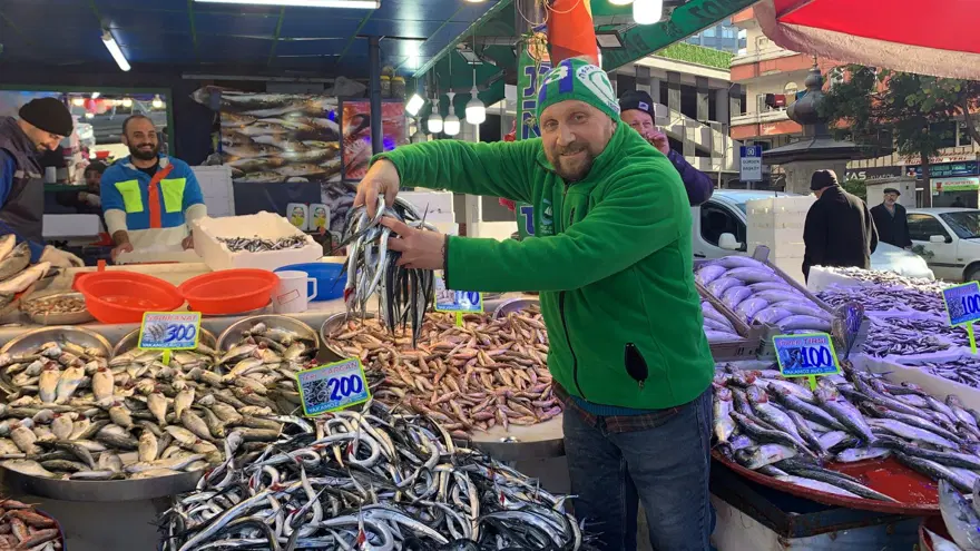 Soğuk hava balık tezgahlarına bolluk getirdi: Hamsi 100 liraya düştü! 2 Soğuk hava balık tezgahlarına bolluk getirdi: Hamsi 100 liraya düştü! 2