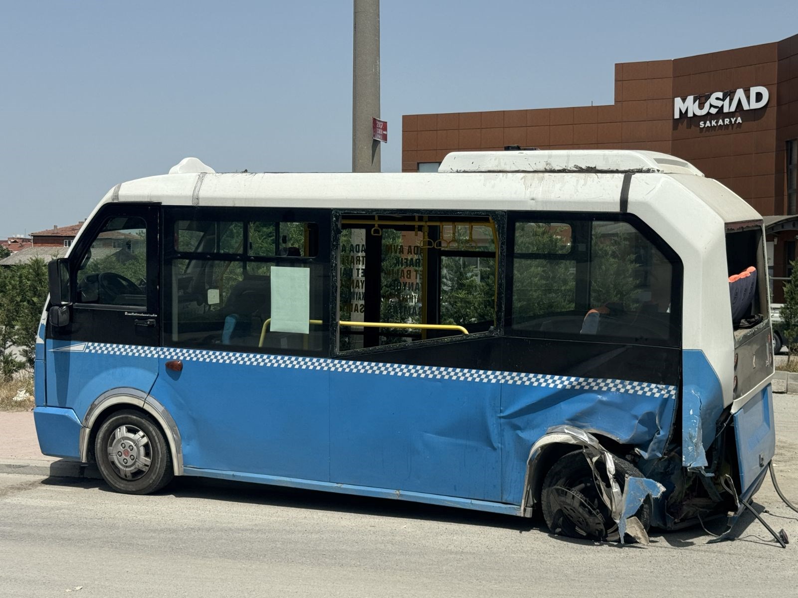 Sakarya’da cip ile minibüs çarpıştı: 7 yaralı