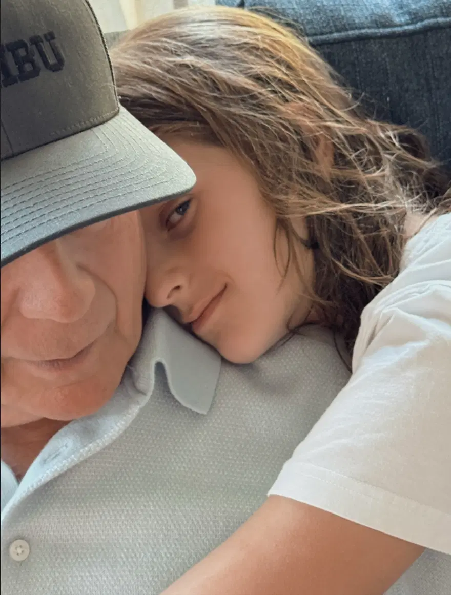 Bruce Willis aile fotoğrafında yer almadı 3
