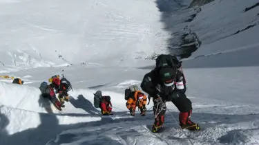 Nepal Everest’e tek başına tırmanmayı yasakladı