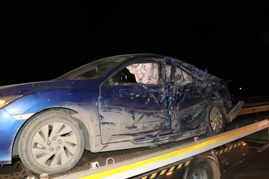 Faciadan dönüldü: Otomobile çarpan beton mikseri köprüden düştü 1