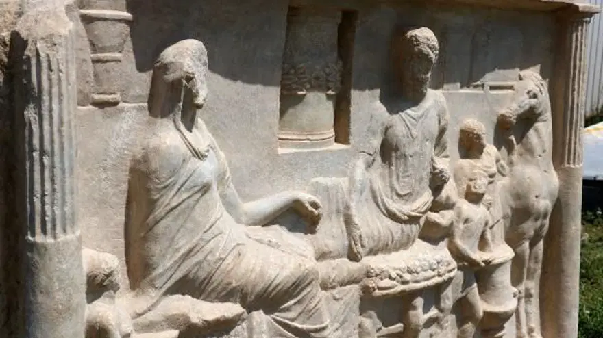 Çanakkale'de bulunan Parion Antik Kenti'nde 1900 yıllık mezar steli bulundu 11