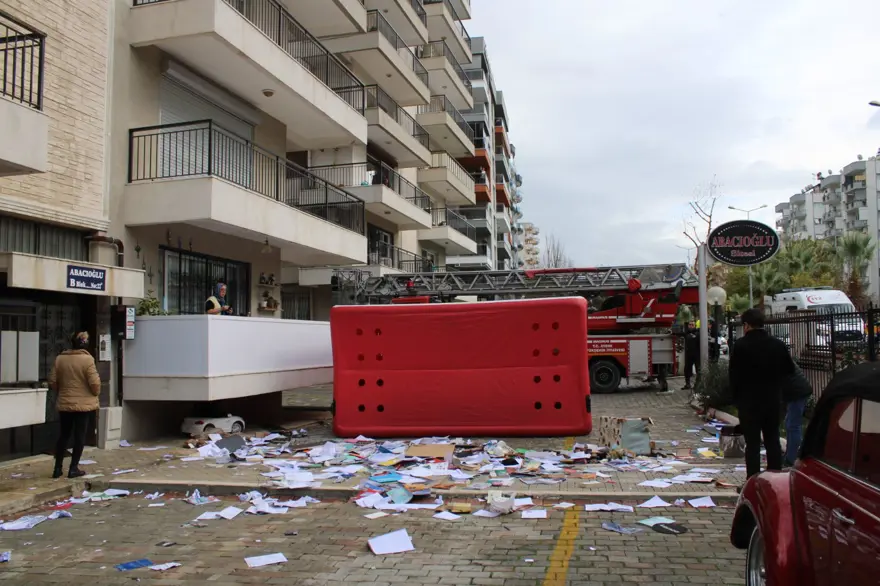 Sinir krizi geçiren kadın mahalleyi ayağa kaldırdı: Eline ne geçerse camdan aşağı attı Sinir krizi geçiren kadın mahalleyi ayağa kaldırdı: Eline ne geçerse camdan aşağı attı