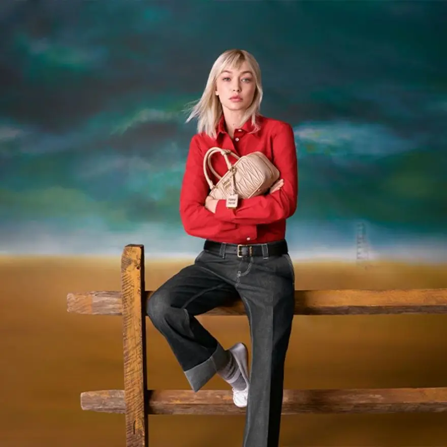 Gigi Hadid yeni imajıyla yaz sezonu çanta trendlerini tanıttı 5