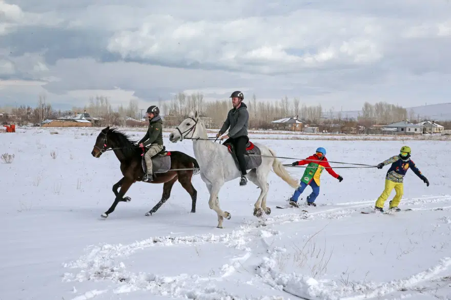 Van'da "Atlı snowboard" heyecanı 8 Van'da "Atlı snowboard" heyecanı 8