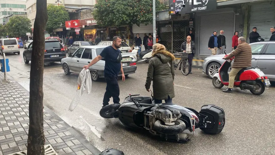 Sürekli arızalanan yeni motosikletini bayi önünde benzin döküp yaktı 