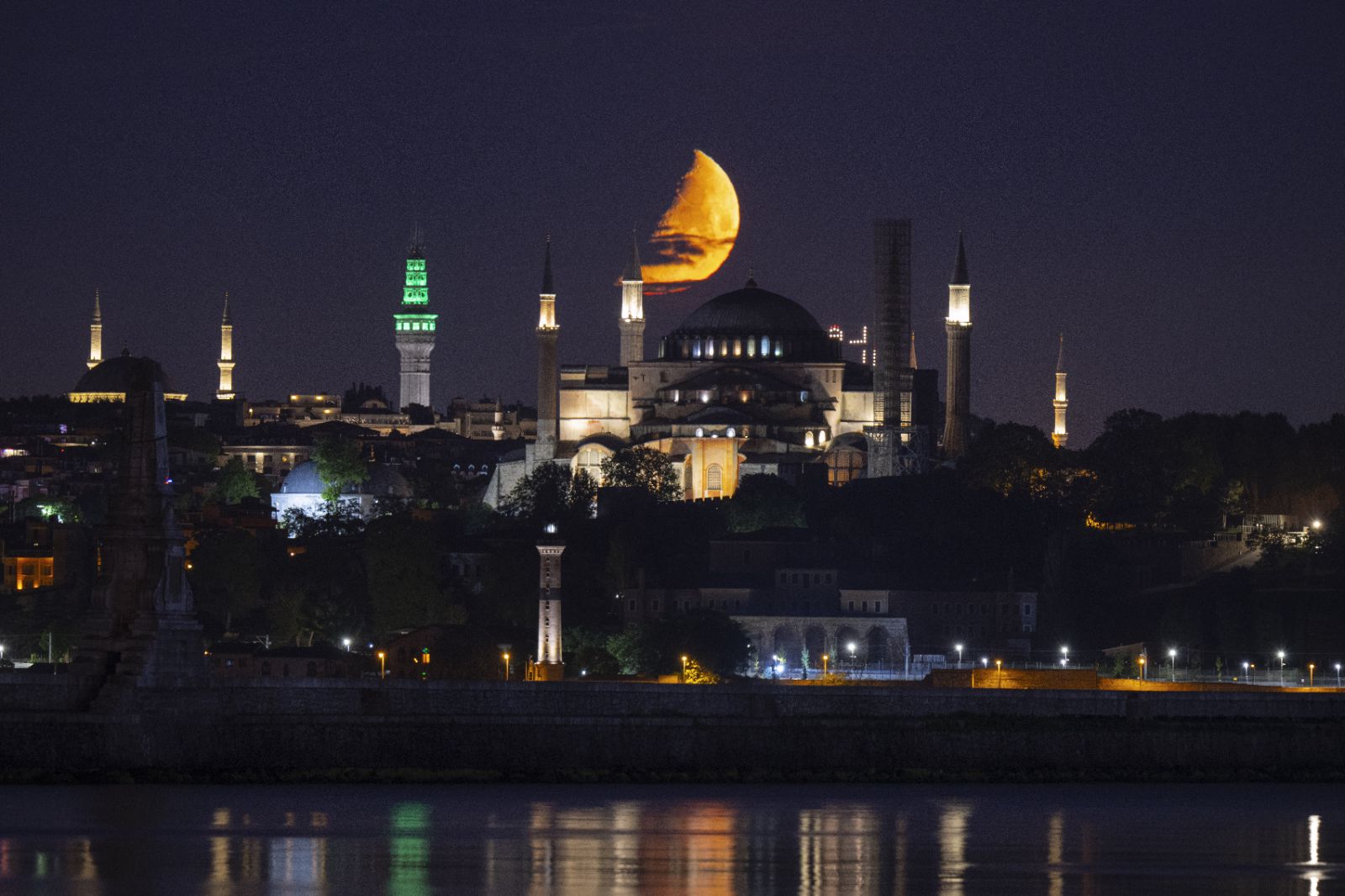İstanbul'da yarım Ay manzarası