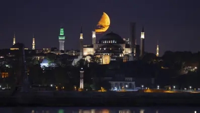 İstanbul'da yarım Ay manzarası
