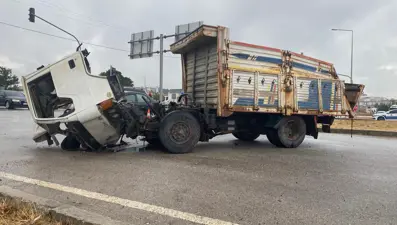 Çanakkale'de kamyon ile kamyonet çarpıştı: 1 ölü
