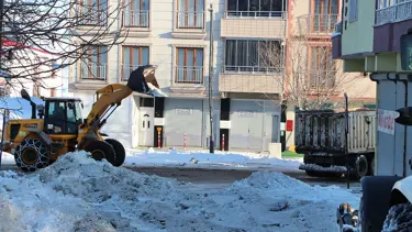 Bingöl Karlıova'da biriken kar, kamyonlarla taşınıyor