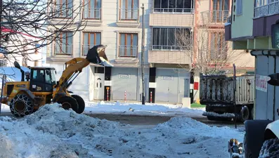 Bingöl Karlıova'da biriken kar, kamyonlarla taşınıyor