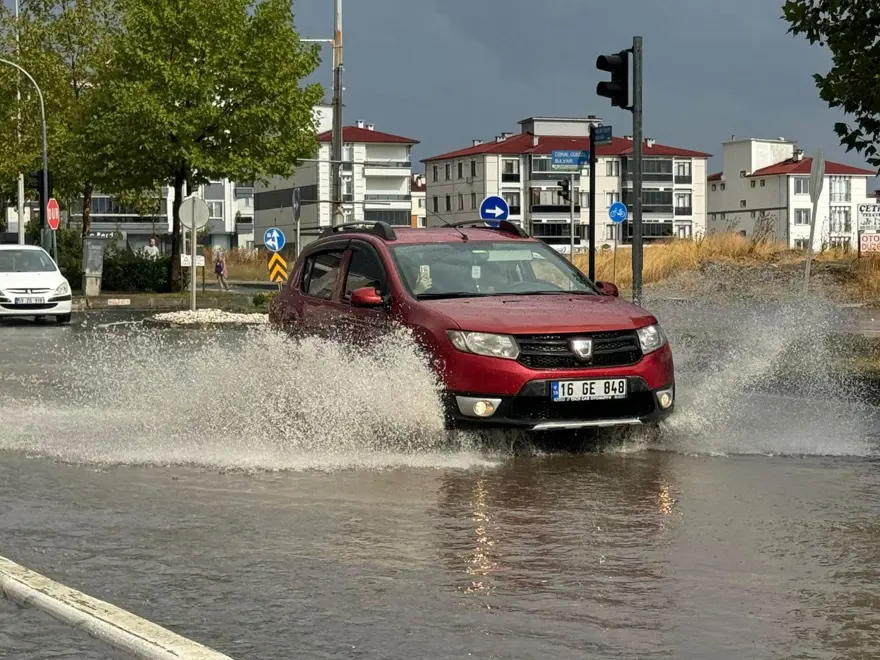 Çorlu'da yağış hayatı felç etti 1