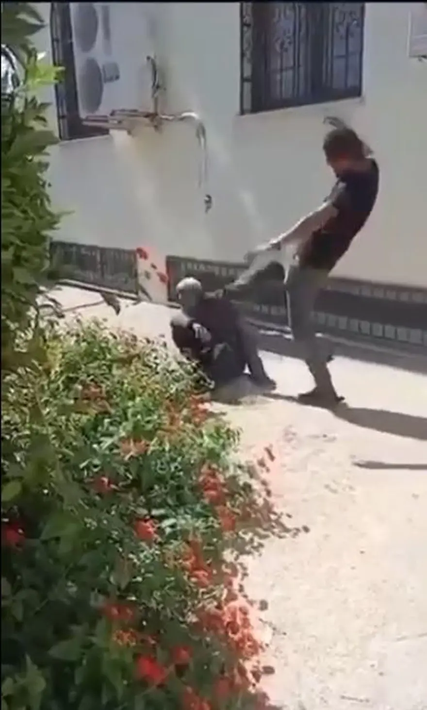 Sokak ortasında yaşlı adama dayak 6